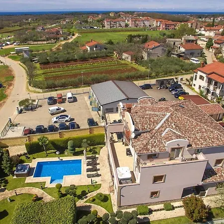 Stunning In With Kitchen דירה *