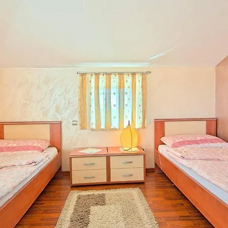 Stunning In With Kitchen * פורץ