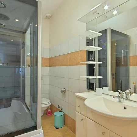 Apartment Stunning In With Kitchen Porec