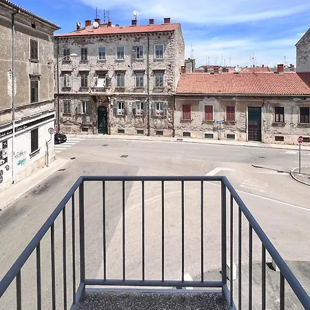 Stunning In With Kitchen Apartment Pula